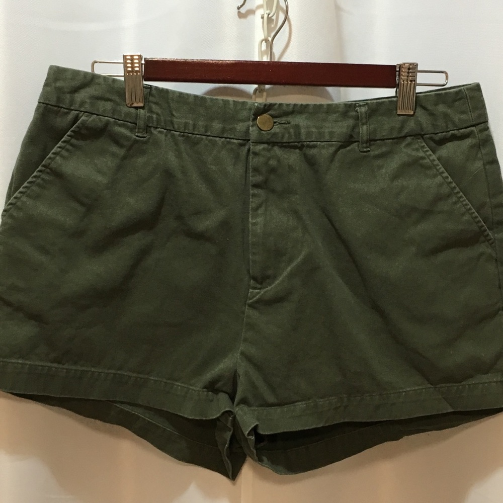 Forever 21 Green Khaki Twill Short Shorts Size 31
